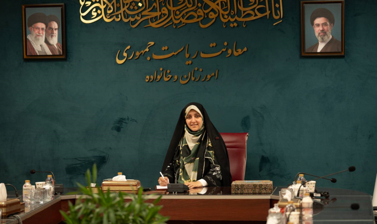 حجاب موضوعی فرهنگی است؛ با ضربه باتوم نمی‌توان فرهنگ را اصلاح کرد/ نباید دو گروه زنان باحجاب و کم‌حجاب را مقابل یکدیگر قرار دهیم/ رئیس‌جمهور با برخورد تهاجمی و مداخله فیزیکی در موضوع حجاب مخالف است/ رئیس‌جمهور اجازه نداد مسئله حجاب به عامل ایجاد شکاف در جامعه تبدیل شود/ باور رئیس‌جمهور این است که شایستگی باید فارغ از جنسیت، معیار انتخاب باشد
