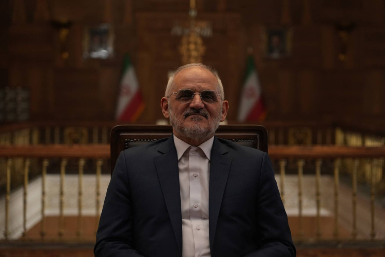 پزشکیان وفاق را به معنای رسیدن به درک مشترک برای حل مسائل می‌داند/ رئیس‌جمهور بر انباشت تجربه و پرهیز از «ریست کردن» تجربه دولت‌ها تأکید دارد/ برای رئیس‌جمهور اهمیت ندارد کار به نام چه کسی تمام شود؛ مهم این است که درست پیش برود/ کریدورها از نان شب برای دولت مهم‌ترند/ عدالت آموزشی از مهم‌ترین اولویت‌های رئیس‌جمهور است/ نقش رئیس‌جمهور در ایجاد وحدت نظر در شورای‌عالی امنیت ملی تعیین‌کننده است
