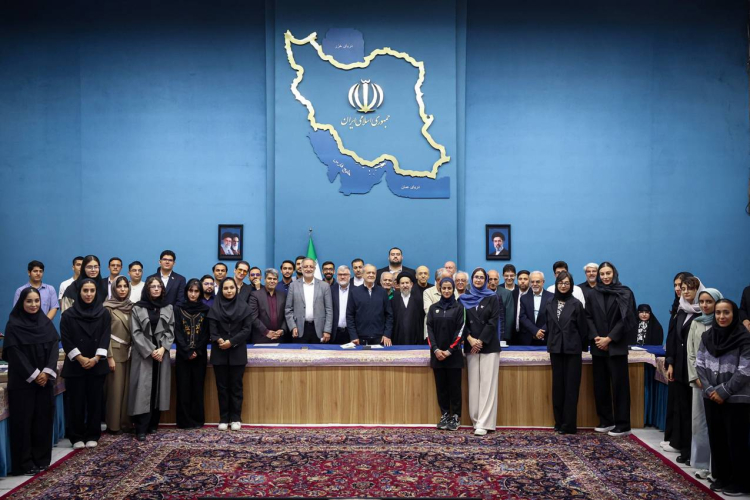 نخبه‌بودن کافی نیست؛ همت بلند و پشتکار لازمه رسیدن به قله موفقیت است/ اگر خودمان خود را تحریم نکنیم، دشمن نمی‌تواند ما را حذف کند/ تأکید بر حمایت از نخبگان، اشتغال قهرمانان ملی و رفع موانع پیشرفت استعدادها
