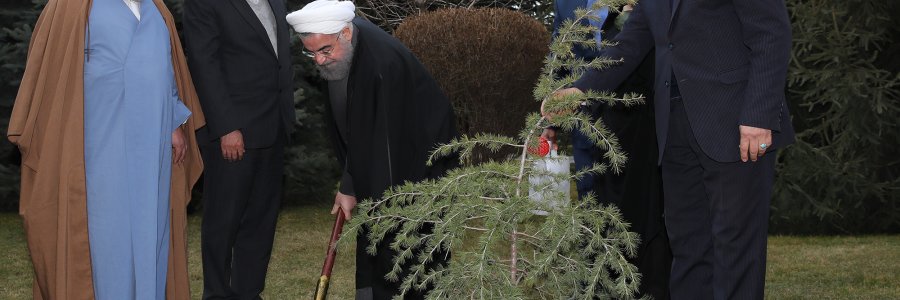 غرس نهال به‌مناسبت گرامیداشت هفته منابع طبیعی و روز درختکاری
