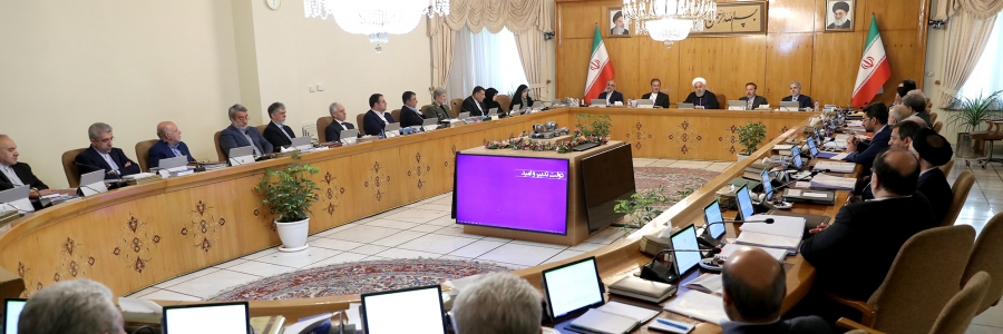 لا و لن تفقد الحکومة فرص اجراء المحادثات/نستعد للمحادثات العادلة و القانونیة و العزیزة و لن لانجلس علی طاولة الاستسلام بذریعة الحوار و المفاوضات/اجراء الحکومة الحادیة عشرة الأول یتمثل فی کسر طریق مسدود سیاسی علی المستوی الدولی/الاتفاق النووی المبرم سبب مؤثر لمکافحة التهریب/الاتفاق النووی المبرم معاناة کبیرة للصهاینة و الرجعیین فی المنطقة/هناك مقترحات عدیدة من قبل البلدان الأخری و لو کانت متعادلة کنا نقبلها و نؤیدها/لانرید التوتر أبدا لکن لانرکع أمام الغطرسة و القسر/ایران تحافظ علی الخلیج الفارسی و أمنه و مضیق هرمز بل المحیط الهندی و باب المندب أیضا/علی العالم ان یشکر جهود الحرس الثوری الایرانی لصونه مضیق هرمز و ارساء الأمن فیه/احتجاز ناقلة النفط البریطانیة من جانب الحرس الثوری اجراء مقتدر و دقیق و محترف/لانسمح لاخلال النظم فی الخلیج الفارسی و مضیق هرمز أبدا