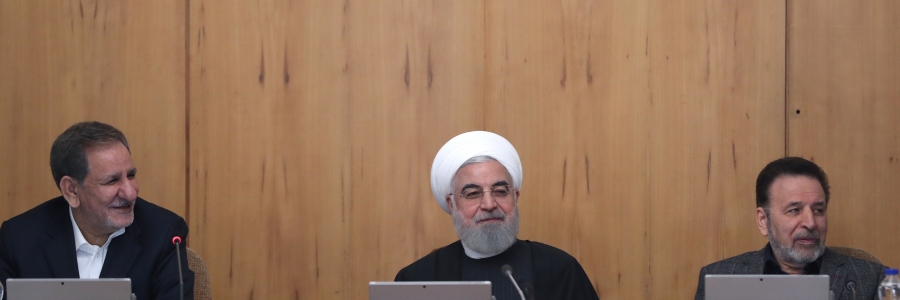 رئیس جمهور در جلسه هیات دولت:همه باید بدانند که بالاتر از مردم و بالاتر از قانون نداریم. هیچ نهادی مقدس نیست مگر اینکه در چار چوب قانون و خواست مردم حرکت کند. این ها برای ما روشن است.وقتی رهبری دستور می‌دهند که قدرتمند شویم این قدرت با حضور و تلاش و تعامل با جهان حاصل می‌شود و باید با همه توان این توصیه رهبری را اجرایی کنیم و در این زمینه خطبه‌های مقام معظم رهبری را مورد توجه قرار دهیم. بی‌تردید اگر در کنار یکدیگر حرکت کنیم می‌توانیم از مشکلات عبور کنیم./کسانی که در کاخ سفید نشسته‌اند نمی‌توانند برای ملت ایران تصمیم بگیرند بلکه این مردم هستند که در کاخ ایمان مقاومت و روحیه بلندشان تصمیم گیری می‌کنند. امروز باید با اتحاد و در کنار یکدیگر در مسیر پیشرفت حرکت کنیم.