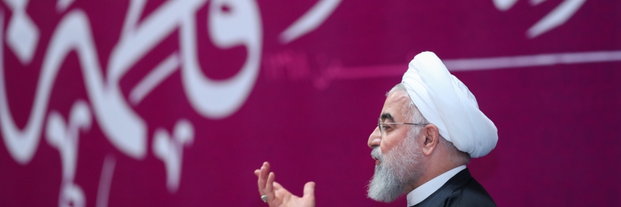 تعداد کل کارمندان دولت در کشور، 2 میلیون و 379 هزار و 151 نفر است که البته نیروهای مسلح داخل این آمار نیستند و از این تعداد، 959 هزار و 783 نفر خانم هستند، یعنی 42.11 دهم درصد و نزدیک یک میلیون جمعیت کارمندهای دولت را خانم ها تشکیل می‌دهند.
این رقم، رقمی است که نسبت به گذشته قابل توجه است که بیش از 42 درصد کارمندان دولت، خانم‌ها هستند. طبق مصوبه شورای اداری در سال 96 قرار بر این شد که میزان 30 درصد از کل مدیران کشور را خانم ها تشکیل دهند و آماری که الان در اختیار من است، این است که نیمه اول سال 98 تا پایان شهریور امسال 26 درصد مدیران را خانم ها تشکیل می دهند و نسبت به این یکی دو سال 4درصد افزوده شد.
 قولی که سازمان اداری و استخدامی در این نامه داد، تا پایان برنامه به 30 درصد خواهد رسید. بنابراین همه تلاش دولت این است که آنچه به بانوان جامعه ما قول داد برای اینکه پست های مدیریت را به عهده بگیرند و بتوانند این کار را انجام دهند.