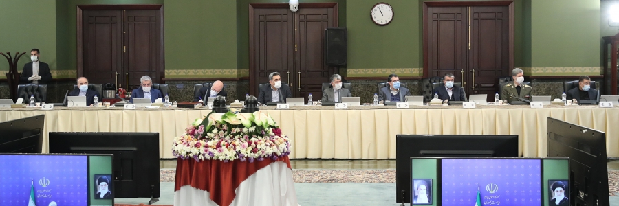 من خدمت مردم عزیز می‌گویم برغم تحریم، سختی و مشکلات، حدود 10 میلیارد دلار برای رفع موانع کسب و کارهایی که دچار مشکل شدند در نظر گرفتیم. بخشی از این حدود 10 میلیارد دلار، به صورت تسهیلات است، بخشی به صورت کمک‌های بلاعوض و بخشی به صورت بسته‌ها است که به خانواده‌ها و اقشاری که دچار مشکل هستند پرداخت می‌شود.

در شرایط تحریم، ایران توانسته این مقدار تسهیلات در نظر بگیرد که یک قلم آن 75 هزار میلیارد تومان بود و آنچه که مورد نیاز بوده برای وزارت بهداشت، درمان و خانواده‌هایی که دچار مشکل هستند در نظر گرفته شده و اقدام بسیار خوبی در این زمینه انجام گرفت، مجموعه اینها را کنار هم قرار دهید.

از کار صدا و سیما، کار تدریس برای بچه‌ها از طریق فضای مجازی، از تلاش هنرمندان در فضای مجازی برای استراحت و شادی و تنوع مردم، از تمام تولیدگرانی که غذا و نیازمندی‌های مردم و همچنین مواد بهداشتی مورد نیاز و دارو را تأمین می‌کنند و از مجموعه بهداشت و درمان که همه تخت‌ها را برای درمان بیماران آماده و اجرا می‌کنند، کار بسیار عظیم و بزرگی در این کشور انجام گرفته است.