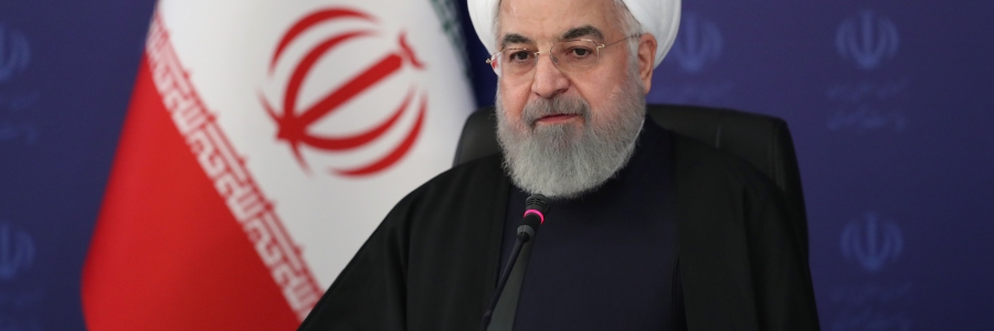 حدود  4 میلیون تن کالا از کالاهای اساسی در گمرکات است. کالاهای اساسی که خریداری، حمل و به گمرک آمده و مقرراتی را که لازم بود مورد توجه قرار دهیم تا این کالاها از گمرک آزاد شود و به داخل کشور بیاید، امروز بررسی کردیم. بانک مرکزی و وزارت صمت این چارچوب را مشخص کردند و همین امروز به صاحبان کالا اعلام می‌شود که چگونه کالایشان در اختیارشان قرار می‌گیرد و از گمرکات وارد کشور می‌شود.

همچینین درباره کالاهایی که آمده و روی کشتی است، تصمیم بسیار خوبی اتخاذ شد و می‌توانیم مطمئن باشیم در روزهای آینده این 4 میلیون تن کالا وارد کشور می‌شود و این حرکت بسیار خوبی برای بازار و منابع کشور است.

این قدم اولی بود که تصمیم گرفتیم. در گمرکات کالاهای دیگری وجود دارد که جزو کالاهای اساسی نیست، اما کالاهای مورد نیاز برای تولید است و یا تجهیزاتی است که برای تولید وارد کشور شده است. این موارد هم مورد بحث قرار گرفت که وزارت صنعت، معدن و تجارت لیست کالاهای ضروری را مشخص کند که این کالاها آزاد شود و بانک مرکزی هم ترتیبات خاصی را پیش‌بینی کرد که چگونه ارز آنها تأمین شود. این دو گام هم برای تخلیه بنادر و هم برای آمدن کالا و در دسترس عم