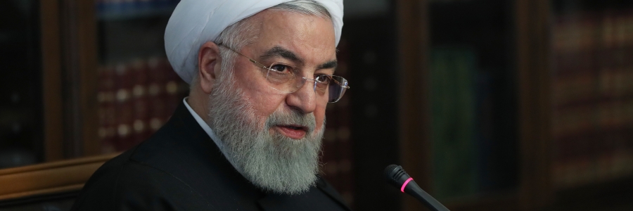 23 هزار میلیارد تومانی هم هست که قبلاً قرار بود با سود 12 درصدی در اختیار یارانه‌بگیران قرار بدهیم، امروز بخشی از زمان جلسه ما با این بحث گذشت که چگونه این تسهیلات یک میلیون تومانی را  به یک وام قرض‌الحسنه‌ تبدیل کنیم و آن بخش سودی را که بنا بود از حساب مردم پرداخت شود، دولت به عهده بگیرد.

در این جلسه تصمیم گرفتیم آن بخش را دولت به عهده بگیرد و این وام به صورت سابق که اعلام کردیم نیست، این وام یک میلیون تومانی که در اختیار مردم قرار می‌گیرد به صورت قرض‌الحسنه‌ای است. آن بحث‌هایی که سودش چگونه و به چه صورت باشد و 12 درصد را دولت به عهده گرفت که اینها را دولت پرداخت می‌کند و این یک میلیون تومان تقریباً روزهای اولیه ماه اردیبهشت در اختیار مردم قرار خواهد گرفت.

ششم اردیبهشت روز اول ماه رمضان است و همه تلاش ما این است که بتوانیم چهارم الی پنجم اردیبهشت؛ قبل از روز اول ماه رمضان، این یک میلیون تومان به حساب مردم ریخته شود و همه یارانه‌ بگیرها از آن بهره‌برداری و استفاده کنند. 

البته یک چارچوبی وجود دارد که امروز و فردا انجام می‌گیرد و آن اینکه به مردم اطلاع داده می‌شود آنهایی که مایل هستند از این وام قرض‌ا