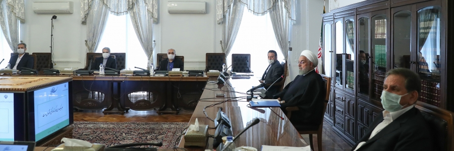 مسأله دوم، اعلام کرده بودیم که به 3 میلیون نفر که در شرایط مضیقه اقتصادی زندگی می‌کنند، یک یارانه ویژه‌ برای 4 ماه به اینها پرداخت شود که بین 200 هزار تومان تا 600 هزار تومان را در ماه اسفند و فروردین پرداخت کردیم و در ماه اردیبهشت و خرداد هم پرداخت می‌کنیم و علاوه بر این 4 پرداخت، یک پرداخت ویژه هم در ماه مبارک رمضان به این 3 میلیون اضافه داده می‌شود.

مسأله بعدی، 4 میلیون خانواری بود که از قبل اعلام کرده بودیم به اینها وام یک میلیون تا 2 میلیون تومان به صورت قرض‌الحسنه‌ای پرداخت می‌شود و روی آن برنامه‌ریزی است علاوه بر یک میلیونی که به آنها داده می‌شود و در این یک میلیونی که به همه خانواده‌های یارانه‌بگیر داده می‌شود، برای برخی از آن خانواده‌ها که مشخص می‌شود یک مقداری اضافه بر آن که 2 میلیون و 1.5 میلیون است به آنها هم این پرداخت انجام می‌گیرد.