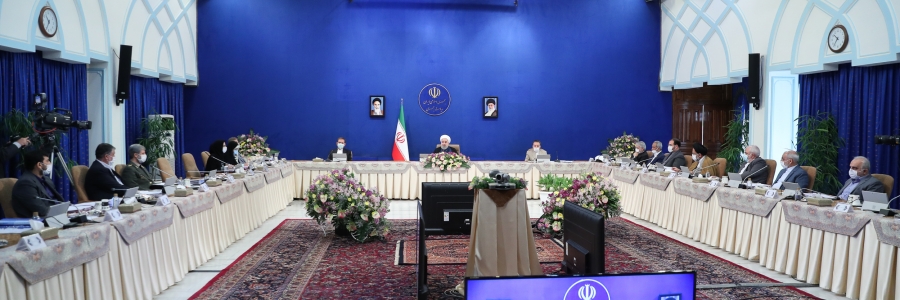 البته این ایام، ایامِ شهادت شهید بزرگوار آیت الله دکتر بهشتی و یاران او در هفتم تیر است که روز بسیار غم‌باری برای ما بود؛ توطئه بسیار عظیمی بود و سرمایه بزرگی هم از ما گرفتند؛ واقعا شهید مطهری و شهید بهشتی دو سرمایه بزرگی بودند که جایگزین آنها در تاریخ کشور بسیار سخت و پیچیده است
مردم می‌دیدند که ایشان در برابر گروهها و افراد مختلف با متانت، صبر، حوصله‌ و واقعا «یَضِیقُ صَدْرُکَ» که قرآن هم به پیغمبر می‌گوید اینها با گفتار ناروایشان سینه تو را تنگ نکنند. گاهی وقت‌ها بعضی از کلمات آدم را دلتنگ می‌کند و شهید بهشتی کسی بود که در برابر ناروایی‌های بی‌حساب کتاب و دیگر در ظلمی که به ایشان می‌شد که شاید در تاریخ به کمتر کسی ظلم شده باشد و ایشان سید شهدای مظلوم تاریخ ایران است یعنی در شهدای مظلوم سید مظلومین شهید بهشتی است که چه ظلمی به او شد و او چه صبر و تحملی کرد.
