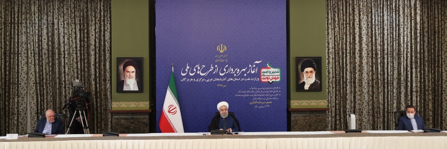 در نقشه ایران 2 خط می‌بینید یک خط از جنوب تا تقریباً شمالی‌ترین نقطه ایران که این خط لوله گاز است. از این به بعد یک خط دیگر می‌بینید در جنوب ایران از بوشهر تا جاسک و این خط هزار کیلومتری نفت است که می‌تواند در صورت لزوم میعانات هم جایگزین شود.

 لذا این  2 خط بسیار مهم هستند. این خط در حال توسعه هستند و پتروشیمی‌های خط غرب در حال  افتتاح است و امروز به ملت ایران این مژده را می‌دهیم که طبق قولی که وزیر نفت اعلام کرد، 17 طرح مهم تا پایان سال در بخش پتروشیمی به افتتاح خواهیم رسید که امروز اولین‌ طرح را افتتاح کردیم و با افتتاح این 17 طرح تا پایان سال، توان تولید پتروشیمی کشور از لحاظ ارزشی به 2 برابر افزایش پیدا می‌کند. یعنی به جای اینکه صادرات ما ، 12 میلیارد باشد در پایان این طرح 25 میلیارد دلار می‌شود.

 به همین دلیل این طرح را جهش دوم در پتروشیمی نامگذاری کردند و در عین حال امسال و سال آینده زمینه‌سازی و برنامه‌ریزی انجام می‌گیرد برای اینکه تا 1404 جهش سوم هم بلافاصله شروع شود  و این جهش، صادرات را به جای 25 میلیارد به 37 میلیارد می‌رساند پس کار عظیم و بزرگی در پتروشیمی در حال انجام است.....