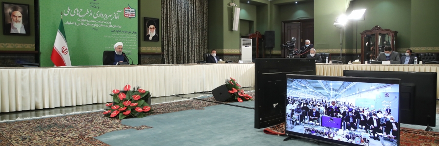 امروز فشار آمریکا و دشمنان ما بر این است که ما در زمینه ارز دچار مشکل شویم. دو چیز می‌تواند توطئه آمریکا را از بین ببرد یکی فعال شدن همه ما در بخش تولید، در بخش صادرات. آنچه لازم است تولید کنیم دولت کمک کند، تمام تلاش دولت این است که موانع تولید را بردارد، مسیر را تسهیل کند، دولت الکترونیک یکی از اهدافی است که امسال دولت هم به خاطر اهداف خود برای جهش تولید، هم برای اهدافش برای کرونا لازم هست که دولت الکترونیک را به سرعت پیش ببرد و شما مردم ما شاهد خواهند بود که در ماههای آینده بسیاری از امور تسهیل خواهد شد هم در بخش خدمات هم در بخش تولید تسهیل خواهد شد. وقتی این چنین شد و توانستیم صادرات خود را افزایش دهیم ارز مورد نیاز وارد کشور می‌شود اینکه امروز می‌بینیم قیمت ارز ما متعادل نیست به دو دلیل است یکی اینکه در ماه فروردین و اردیبهشت و حتی اسفند در این سه ماه صادرات ما دچار مشکل شد یعنی از ماه اسفند مرزهای ما تقریبا مرزها با همسایگان ما تقریبا همه مرزها هم غرب هم شرق همه اینها بسته بود در اسفند،‌فروردین بسته بود به تدریج در اردیبهشت شروع شد به بازگشایی، بنابراین صادرات ما وقفه‌ای در او در این دو ماه ایجاد شد ...
