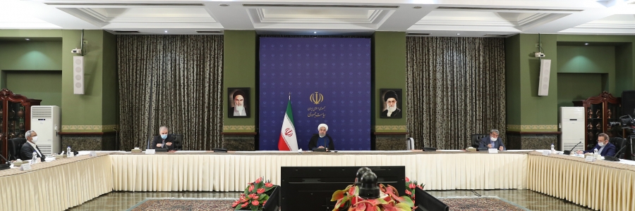 الان در اروپا رستوران آزاد و باز شده است. منتها پروتکل بسیاری از کشورها را نگاه کردم رستوران با رزرو آزاد است یعنی باید فردی که می‌خواهد از رستوران استفاده کند قبلاً میزش را رزرو کرده باشد مستقیم نمی‌تواند وارد رستوران شود. یعنی تا این حد دارند احتیاط می‌کنند.
بله. گشایش باید باشد. اما گشایش با مراعات تمام دستورالعمل‌ها و پروتکل‌های وزارت بهداشت و درمان اعلام می‌کند. همه‌اش باید مراعات شود اگر مراعات نشود امکان‌پذیر نیست. حتی دیدم در مقررات‌شان نوشته سالن آرایش بدون رزرو قبلی ممنوع. برای اینکه اجتماع نشوند و 10 نفر نیایند بایستند.
یک کسی در ساعتی رزرو کرده و کس دیگر در ساعت بعد رزرو کرده. در کارهای اداری همین‌طور است. تجمع و اجتماع و کنار هم جمع شدند. بانک‌ها هم باید این کار را بکنند خیلی از مقرارت جدید وضع کنند. راحت‌ترین راه این است که بگوییم فعالیت تعطیل از این راحت‌تر نمی‌شود.
روز بعد هم مردم از بهم‌ریختگی، گرسنگی، فشار و مشکلات بیایند اعتراض کنند این راحت‌ترین کاری است که می‌شود کرد. ولی هیچ‌کس در دنیا این را نمی‌پذیرد حتی خارج‌نشین‌ها که رسانه برای خودشان درست کردند و مرتب می‌دمند و مرتب می‌گویند که 