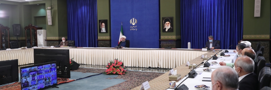 در دوران کرونا و بعد پساکرونا که تا مدتی گرفتار آن خواهیم بود سرمایه‌گذاری‌ها شکل متفاوتی به خود گرفته و ما هم امروز در کشورمان باید همین کار را بکنیم.
امروز سرمایه‌گذاری در بخش سلامت، سرمایه‌گذاری در بخش بهداشت، سرمایه‌گذاری در زمینه اقتصاد دانش بنیان، سرمایه‌گذاری در زمینه اقتصاد دیجیتالی، سرمایه‌گذاری در زمینه دولت الکترونیک همه اینها را باید تشدید کنیم یعنی سرمایه‌گذاری‌ها از برخی از امور که در این شرایط سخت و مشکل است باید هدایت کنیم به سمت اموری که الان  ضرورت دارد و برای ما مورد نیاز است و می‌تواند اساسا شرایط اقتصادی ما را دچار تغییری کند در عین حال جامعه ما هم در زندگی هم در اقتصاد شرایط مناسب خودش را داشته باشد.
