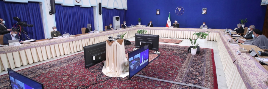 امروز سه جبهه پیش روی ما است و در جنگی هستیم که سه ضلع دارد و ما باید در مقابل هر سه ضلع مقاومت و ایستادگی کنیم/ ضلع اول تحریم است، تحریم یعنی ظلم به مردم و حق مردم را خوردن/ یک ملت بزرگ در یک جنگ بزرگ اقتصادی هستند اما یک عده ککشان نمی گزد، مگر بمباران را نمی بینید/ یک لحظه تاخیر انداختندر برداشتن تحریم ها گناه نابخشودنی است 