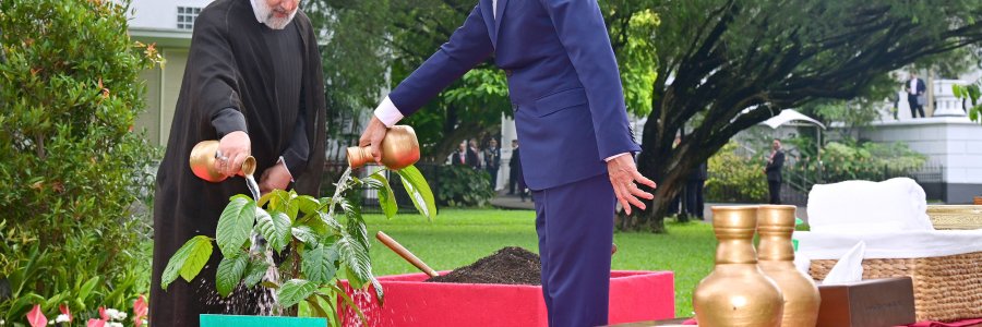غرس نهال توسط روسای جمهور ایران و اندونزی در محوطه کاخ 