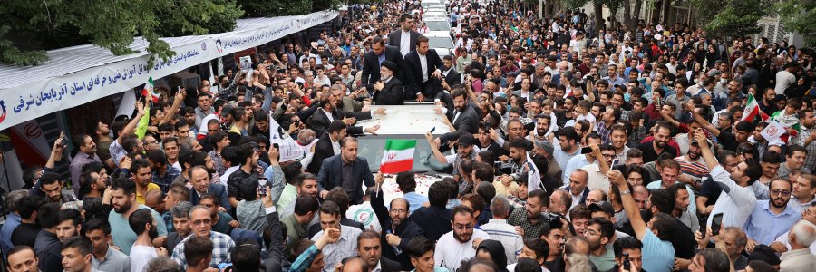 استقبال مردمی از رئیس جمهور در مسیر ارگ تبریز