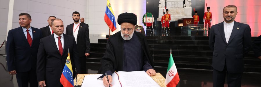 اهدای گل و ادای احترام رئیس‌جمهور به «سیمون بولیوار»