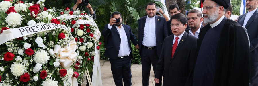 اهدای تاج گل به یادمان رهبران انقلاب نیکاراگوئه