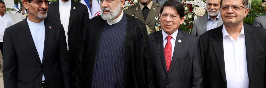 اهدای تاج گل به یادمان رهبران انقلاب نیکاراگوئه