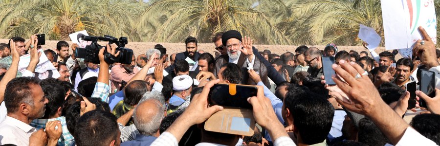 استقبال مردمی از دکتر رئیسی در بدو ورود به بم