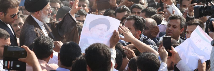 استقبال مردمی از دکتر رئیسی در بدو ورود به بم