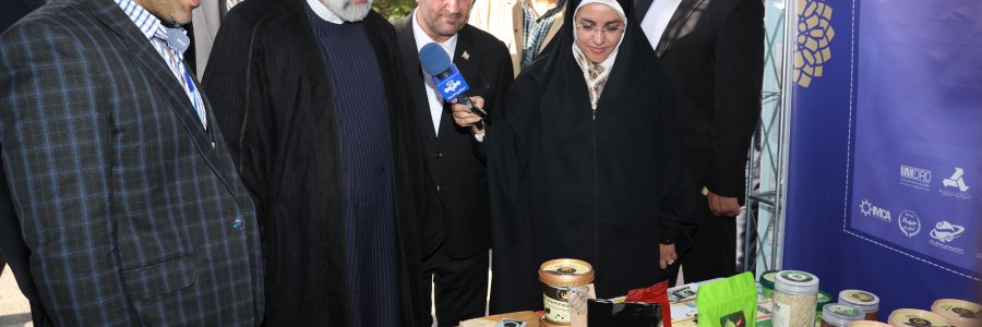 بازدید دکتر رئیسی از نمایشگاه واحد‌های اقتصادی احیا شده در استان کهگیلویه و بویراحمد
