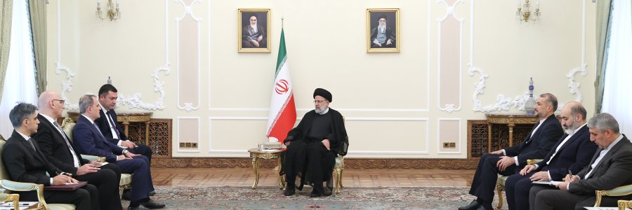دکتر رئیسی: ایران بر حل مسائل و مشکلات منطقه از طریق تعامل تأکید دارد/ ارتقای سطح تعاملات با آذربایجان، از محورهای سیاست خارجی ایران است/ بایرام‌اف: نگاه ایران در زمینه پیشگیری از باز شدن پای کشورهای فرامنطقه‌ای به منطقه مورد تأیید و حمایت جمهوری آذربایجان است
