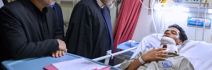 عیادت دکتر رئیسی از مجروحان جنایت تروریستی گلزار شهدای کرمان/ دستور به کارگیری همه امکانات لازم برای درمان مجروحان
