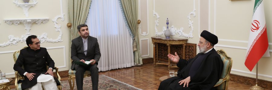 دکتر رئیسی: مرز ایران و پاکستان فرصتی برای تبادلات اقتصادی و ارتقای امنیت است و باید در مقابل هرگونه ناامنی حفاظت شود/ تاکید بر ضرورت مقابله جدی با هرگونه فضاسازی در روابط دو کشور/ تمجید سفیر پاکستان از مدیریت موثر و الهام‌بخش دکتر رئیسی در مدیریت روابط دو کشور
