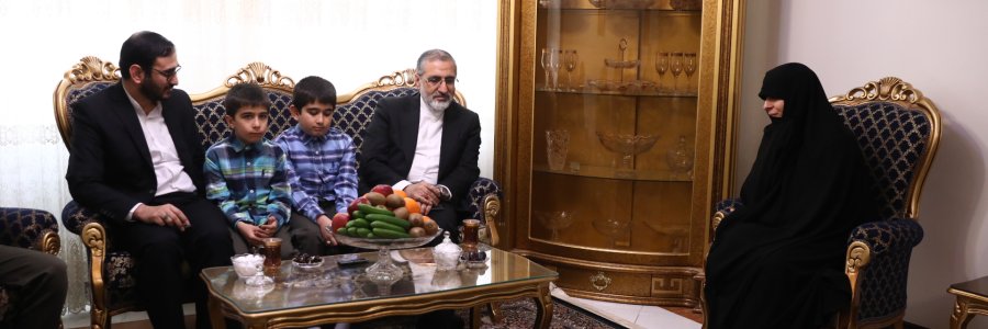 حضور دکتر اسماعیلی بر سر مزار و منزل شهید اسماعیل احمدی