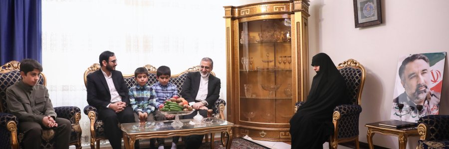 حضور دکتر اسماعیلی بر سر مزار و منزل شهید اسماعیل احمدی
