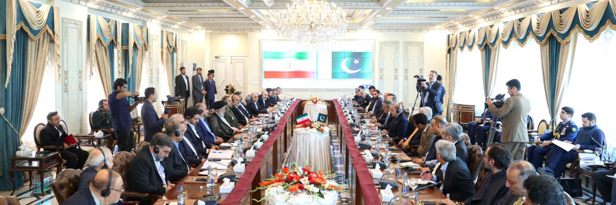 دکتر رئیسی: تقویت همکاری‌های ایران و پاکستان به عنوان دو کشور اسلامی مهم می‌تواند در حل مشکلات منطقه موثر باشد/ ضرورت انسجام جهان اسلام برای مقابله موثر با هر گونه اجحاف به کشورهای اسلامی/ قدردانی شهباز شریف از درایت دکتر رئیسی برای تقویت روابط و تعاملات منطقه‌ای ایران/ هدف‌گذاری برای رساندن حجم مبادلات اقتصادی فیمابین به 10 میلیارد دلار در سال