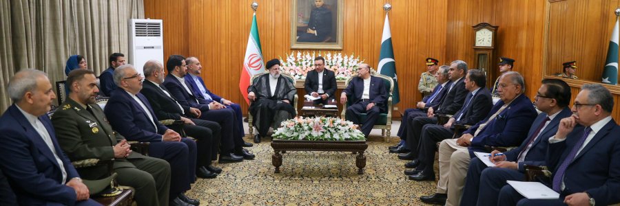 دکتر رئیسی: اشتراکات فرهنگی و مذهبی میان دو ملت ایران و پاکستان موجب تحیکم پیوندها و زمینه‌ساز تعمیق روابط دو کشور است/ تاکید بر لزوم حفظ ثبات و امنیت پایدار به‌عنوان لازمه تحقق اهداف اقتصادی/ آصف علی زرداری : اراده مسئولان پاکستان گشودن فصل جدیدی از روابط با جمهوری اسلامی ایران است