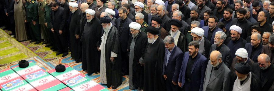 اقامه نماز رهبر معظم انقلاب بر پیکر رئیس جمهور شهید و همراهان