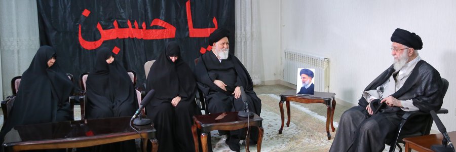 حضور رهبر معظم انقلاب در منزل رئیس جمهور شهید