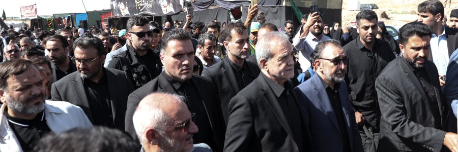 حضور دکتر پزشکیان در مسیر و میان زائران امام رضا (ع)