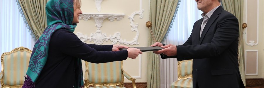 تقدیم استوارنامه سفیر ایرلند