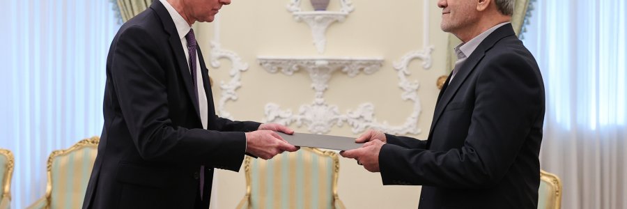 تقدیم استوارنامه سفیر انگلستان