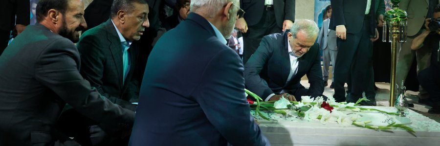 ادای احترام دکتر پزشکیان و هیئت همراه به مقام والای شهیدان استان کرمانشاه
