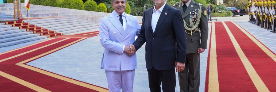 استقبال رسمی دکتر پزشکیان از نخست وزیر پاکستان
