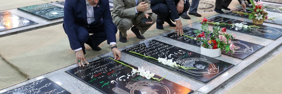 ادای احترام به مقام شامخ شهدا