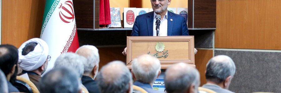 دکتر خامه‌یار همواره زبانی گویا و قلمی شیوا در دفاع از اسلام، ایران و انقلاب اسلامی داشته است