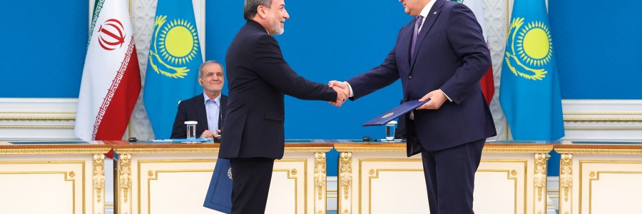 إيران وكازاخستان توقعان 14 وثيقة ومذكرة تفاهم للتعاون الثنائي وتتبادلان 8 منها
