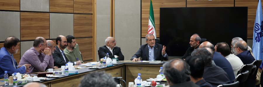 امروز رسانه ملی باید منادی وحدت و انسجام ملی باشد/ هر سخن، تحلیل یا موضعی که منجر به تفرقه در جامعه شود، در عمل ریختن آب به آسیاب دشمن است/ هیچ تصمیمی در کشور خارج از چارچوب شورای عالی امنیت ملی و بدون اذن رهبری عالیقدر اتخاذ نخواهد شد/ اداره کشور مستلزم تصمیم واحد و تبعیت جمعی است