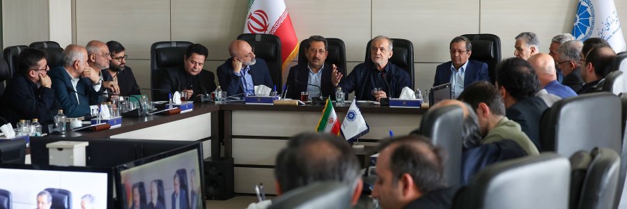 اتاق بازرگانی از پیشگامان جبهه اقتصادی در جنگ ترکیبی و همه‌جانبه دشمن است/ دولت و بخش خصوصی در یک جبهه برای عبور از جنگ اقتصادی/ شفافیت ارزی، مقابله با رانت و قاچاق، مدیریت انرژی و توسعه صادرات منطقه‌ای؛ 4 مطالبه رئیس جمهور از اتاق بازرگانی

