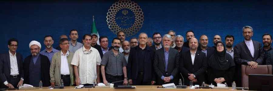 الرئيس بزشكيان يعتبر تطوير العلاقات الإقليمية أولوية الحكومة ويؤكد أن قرار الحرب والتفاوض بيد قائد الثورة ومجلس الأمن القومي