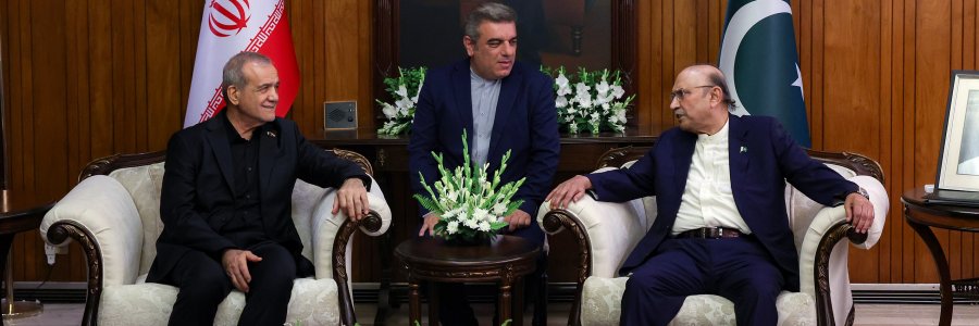 الرئيس بزشكيان يثمن جهود إسلام آباد لإرساء السلام والأمن الإقليميين وزرداري يعتبر انتصار إيران مصدر فخر للعالم الإسلامي

