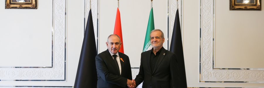الرئيس بزشكيان يدعو لتطوير العلاقات بين طهران ويريفان وباشينيان يعتبر أمن إيران خطاً أحمراً بالنسبة لأرمينيا
