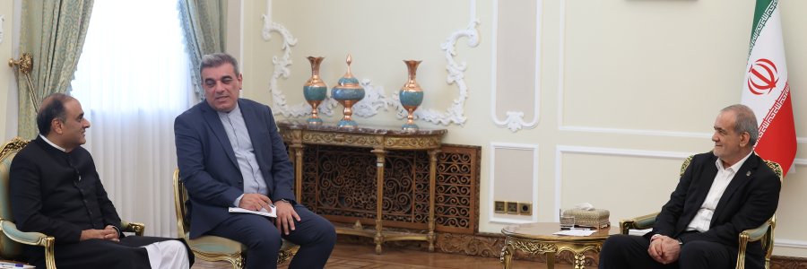 الرئيس بزشكيان يثمن جهود المسؤولين الباكستانيين لتعزيز الاستقرار الإقليمي ويدعو لتسريع وتيرة تطوير التعاون الثنائي
