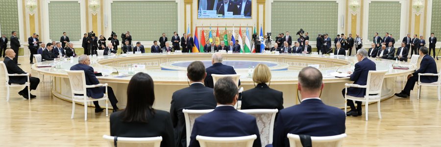 رئيس الجمهورية يؤكد ضرورة ربط الإمكانات الإقليمية لمواجهة التحديات الراهنة والحاجة إلى تعددية حقيقية في المنطقة
