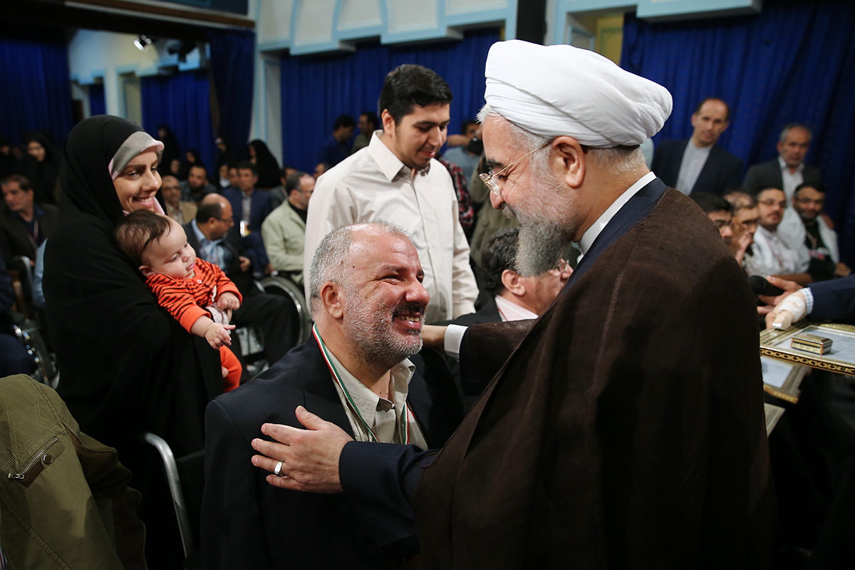 جانبازان سند صبر، مقاومت و عزت ملت بزرگ ایران اسلامی هستند / ملت ایران هرگز از حق خود نمی‌گذرد و تسلیم نمی شود/ همه باید دست به دست هم در مسیر حفظ ارزش‌ها و اهداف دفاع مقدس تلاش کنیم/ انسجام و وحدت رمز موفقیت ملت ایران است
